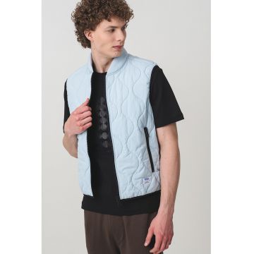 Vesta matlasata cu buzunare cu fermoar