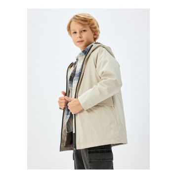 Pelerina de ploaie cu gluga si captuseala din blana sintetica - Alb