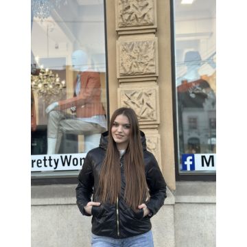 Geaca neagra scurta cu fermoar si gluga