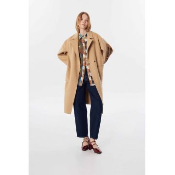 Palton din amestec de lana cu aplicatii text