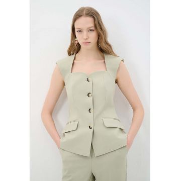 Vesta cu decolteu sweetheart si nasturi