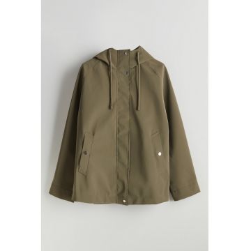 Jacheta cu gluga si maneci raglan