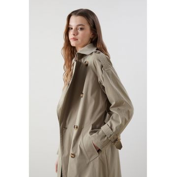 Trenci cu o curea in talie