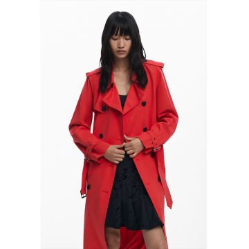 Trenci cu o curea in talie