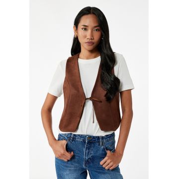 Vesta cu aspect de piele intoarsa si snur