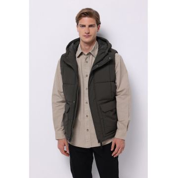 Vesta cu guler inalt