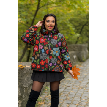 Geaca dama cu gluga si imprimeu flori pe fond negru