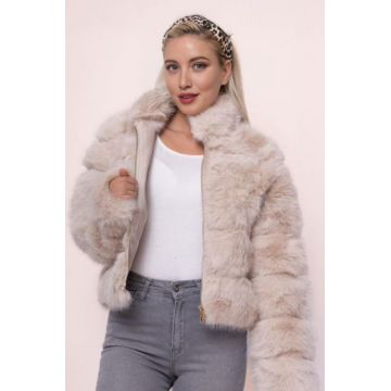 Geaca scurta din blana artificiala bej,  pufoasa si eleganta