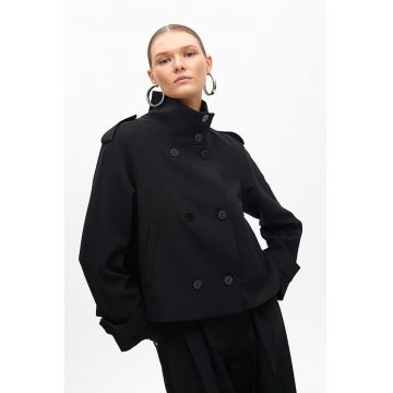 Palton scurt cu croiala supradimensionata si guler inalt