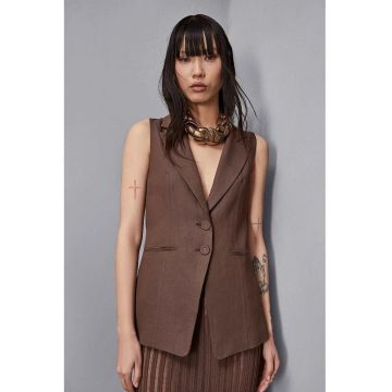 Vesta cu decupaj la spate