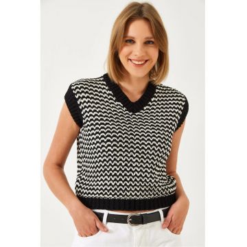 Vesta scurta -  model zebra - decolteu in V - negru - tricot -