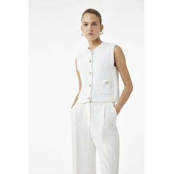 Vesta cu decolteu la baza gatului si nasturi