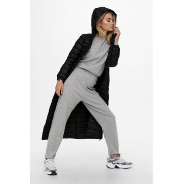 Geaca lunga matlasata cu gluga