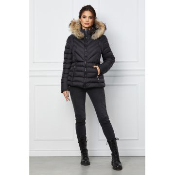 Geaca scurta neagra cu blanita naturala la gluga Geaca scurta neagra cu blanita naturala la gluga
