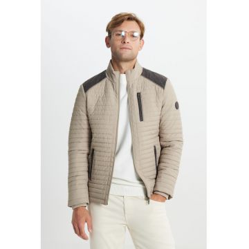 Jacheta matlasata cu buzunare cu fermoar