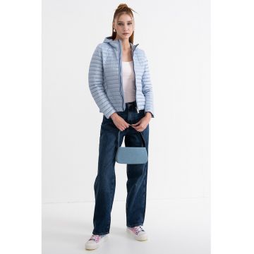 Geaca cu umplutura de puf si buzunare cu fermoar Geaca cu umplutura de puf si buzunare cu fermoar