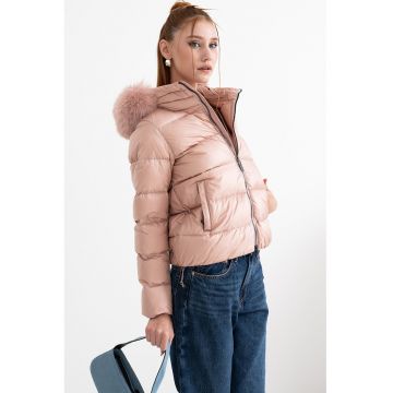 Geaca cu umplutura de puf si gluga Geaca cu umplutura de puf si gluga