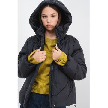 Geaca matlasata cu gluga Geaca matlasata cu gluga