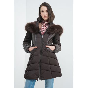 Geaca matlasata si cambrata cu gluga de blana sintetica Geaca matlasata si cambrata cu gluga de blana sintetica