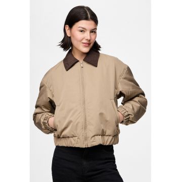Jacheta lejera cu fermoar si guler clasic
