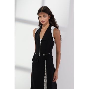 Vesta cu decupaj pe partea din spate si fermoar