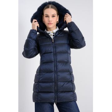 Geaca cu umplutura de puf cu gluga cu garnitura de blana sintetica Geaca cu umplutura de puf cu gluga cu garnitura de blana sintetica