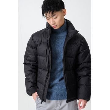 Geaca cu umplutura de puf si finisaj rezistent la apa