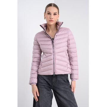 Geaca cu umplutura de puf si guler inalt Geaca cu umplutura de puf si guler inalt