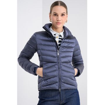 Geaca cu umplutura de puf si guler inalt Geaca cu umplutura de puf si guler inalt