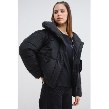 Geaca cu vatelina si guler inalt Geaca cu vatelina si guler inalt