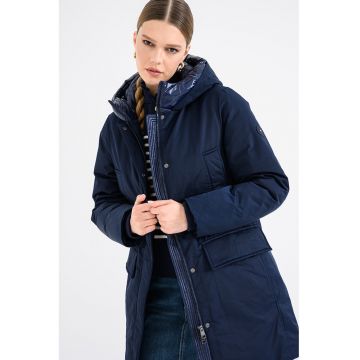 Geaca lunga cu buzunare cu clapa si gluga Geaca lunga cu buzunare cu clapa si gluga