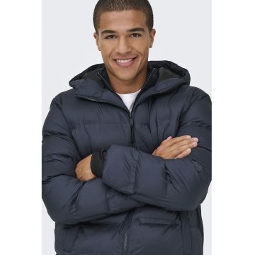 Geaca matlasata cu gluga