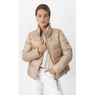 Geaca matlasata cu guler inalt  J-Gigi - dama - bej Geaca matlasata cu guler inalt  J-Gigi - dama - bej