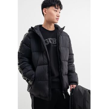 Geaca matlasata cu segmente laterale cu logo