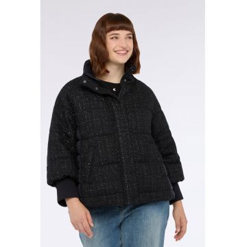 Jacheta cu guler inalt si aspect stralucitor Jacheta cu guler inalt si aspect stralucitor