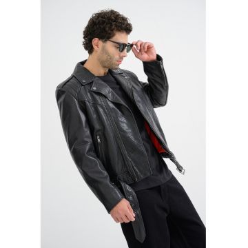 Jacheta de piele cu o curea