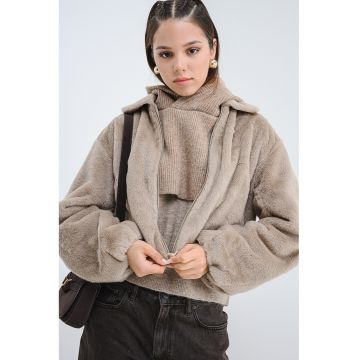Jacheta din material teddy cu guler ascutit Jacheta din material teddy cu guler ascutit