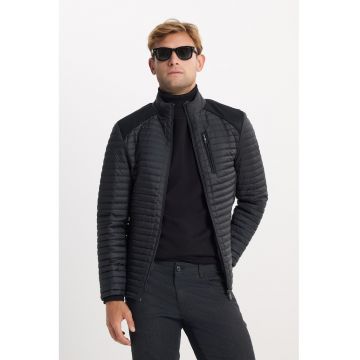 Jacheta matlasata cu buzunare cu fermoar