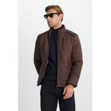 Jacheta matlasata cu buzunare cu fermoar