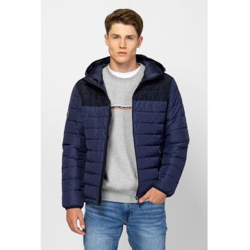 Jacheta matlasata cu gluga si buzunare cu fermoar