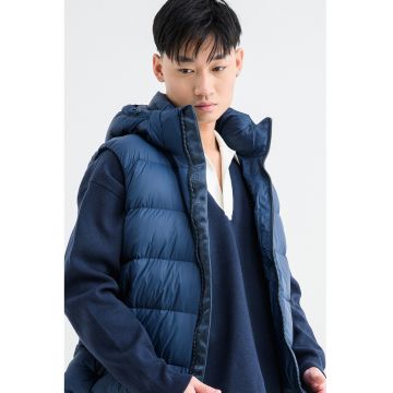 Vesta cu gluga si umplutura de puf