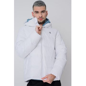 Geaca cu umplutura de puf - finisaj rezistent la apa si fermoar