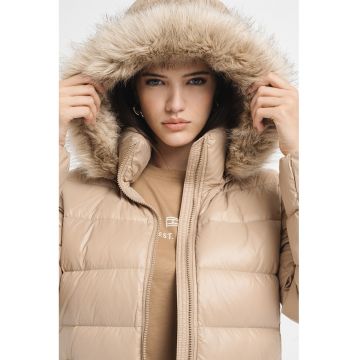 Geaca cu umplutura de puf si gluga Geaca cu umplutura de puf si gluga