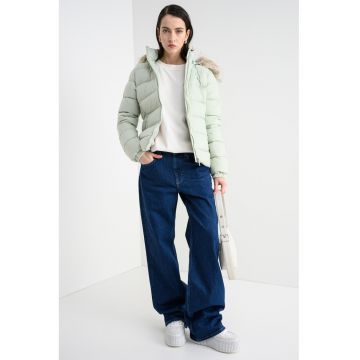 Geaca cu umplutura de puf si gluga Geaca cu umplutura de puf si gluga