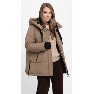 Geaca de iarna matlasata cu gluga - dama - fermoar bidirectional - J-Blis - Bej Geaca de iarna matlasata cu gluga - dama - fermoar bidirectional - J-Blis - Bej