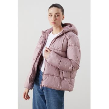 Geaca matlasata cu gluga