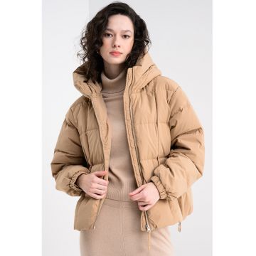 Geaca scurta cu umplutura de puf si gluga