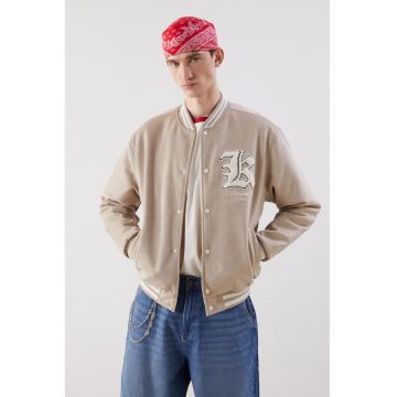 Jacheta cu capse si text Jacheta cu capse si text