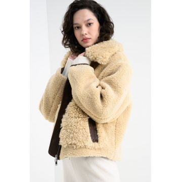 Jacheta din material teddy si guler supradimensionat