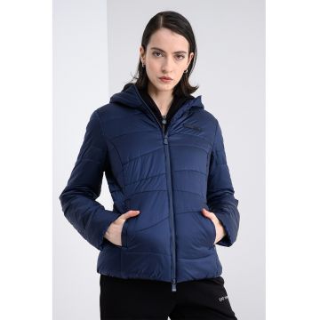 Jacheta matlasata cu croiala slim-fit si gluga